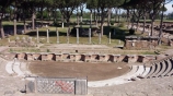 01646 ostia - regio ii - insula vii - teatro (ii,vii,2) - blick ri tempel der ceres - 2017.jpg